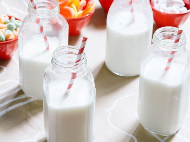 Vier Gläser Kefir über den Tag verteilt sind eine sanfte Art, mit einer Kefir-Diät abzunehmen