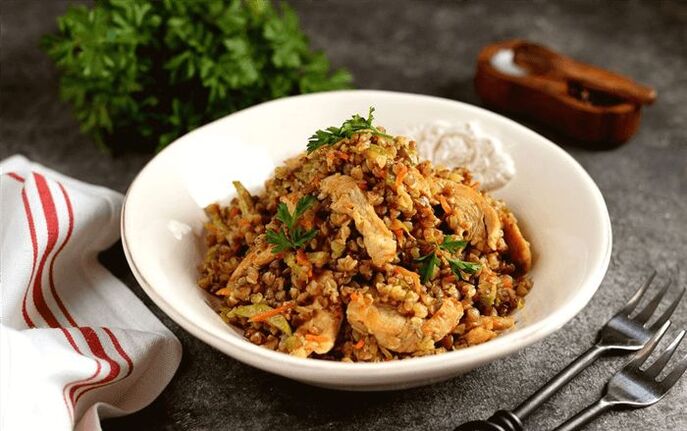 Buchweizenbrei mit Hühnchen und Paprika