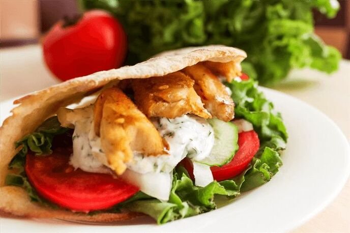 Pita mit Gemüse und Hähnchenbrust