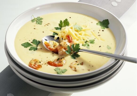 Ein Mittagessen mit mediterraner Ernährung könnte Frischkäse und Meeresfrüchtesuppe umfassen.