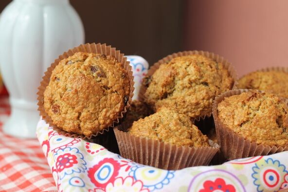 Haferflocken-Muffins mit Mandeln sind ein duftendes Dessert für diejenigen, die nach der Mittelmeerdiät abnehmen