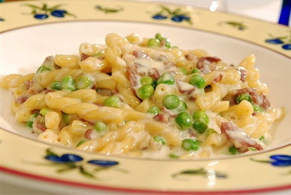 Nach der Mittelmeerdiät können Sie eine herzhafte Pasta mit Erbsen kochen