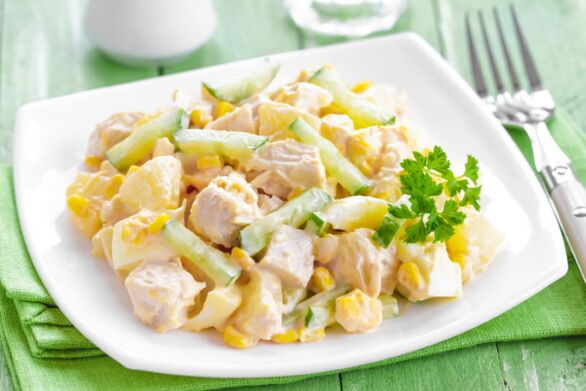 Sommersalat – ein leichtes und ungewöhnliches Gericht im Menü der Mittelmeerdiät