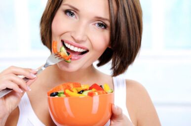 Das Mädchen verliert Gewicht mit der richtigen Ernährung